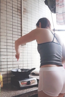 白色打底短裤美女写真
