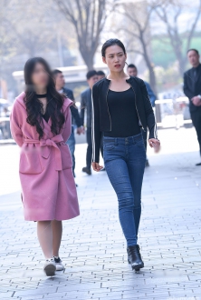 街拍北京美女图片：紧身牛仔裤长腿美女