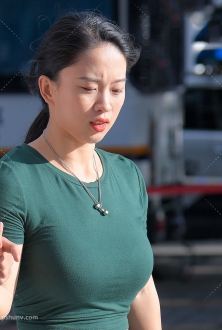 街拍绿色短袖黑色运动裤紧身裤性感身材美女图片