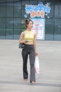 绿色小背心加灰色紧身瑜伽裤
