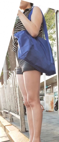 街拍斑马纹T恤黑色热裤美女图片