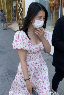 街拍低胸连衣裙美女图片