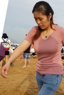 街拍周六公园里带娃的熟女姐姐