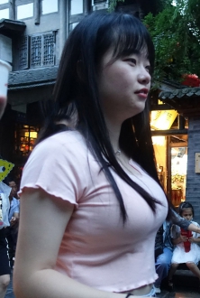 街拍粉色T恤丰满热裤美女图片