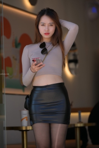 精彩旅拍：皮短裙黑丝美女图片