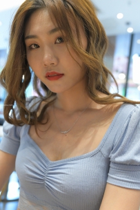 红石街拍摄影作品白色热裤女孩