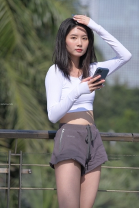 街拍灰色热裤长腿美女