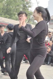 公园里面的大姐真快乐