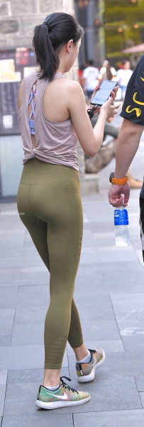 街拍背心配土黄色运动裤美女图片