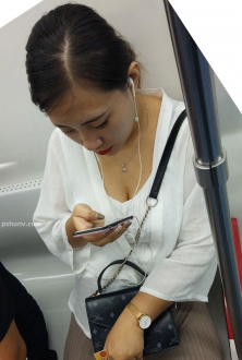 街拍棕色休闲裤美女图片