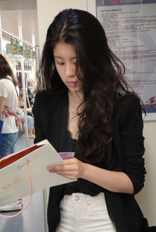 黑色小西服配白色休闲裤搭配干净利落