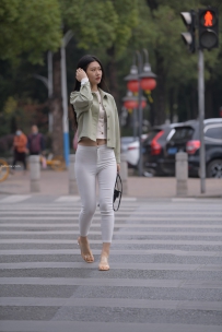 红石街拍作品白裤长发长腿女神