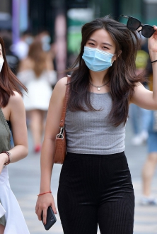 黑色肥臀吊带美少妇
