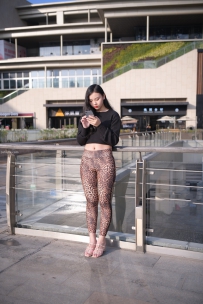 街拍豹纹紧身裤鲨鱼裤美女图片