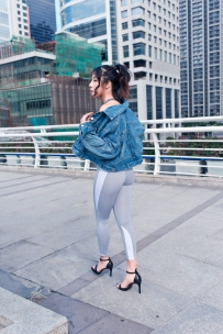 远离闹市的丰臀健美裤美女