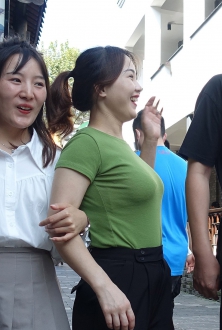 美女笑起来真好看，一看就是性格开朗的女人