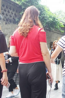 红黑搭配很亮眼，成熟的女人味十足