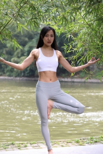 公园练习瑜伽的美少妇