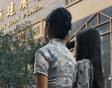 街拍国潮风真丝旗袍美熟女写真