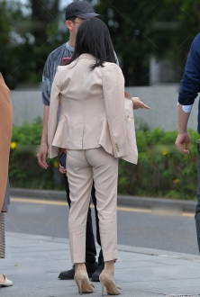 美女白领小西装新穿法，更飒更干练