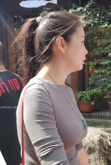 街拍时尚穿搭深灰色T恤牛仔裤丰满美女图片