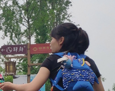 街拍美女黑T恤牛仔裤穿搭图片