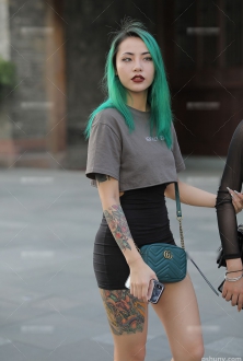 时尚染发美女，纹身大长腿更吸引人