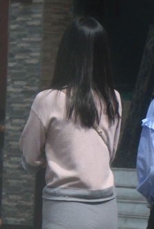成都春熙路街拍灰色长裙裹臀美少妇图片