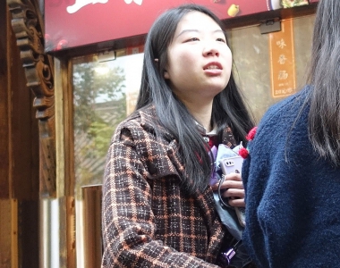 街拍卡其色休闲裤美臀美女图片