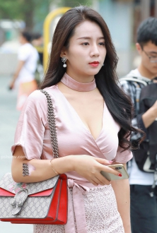 街拍粉色真丝裙美女图片