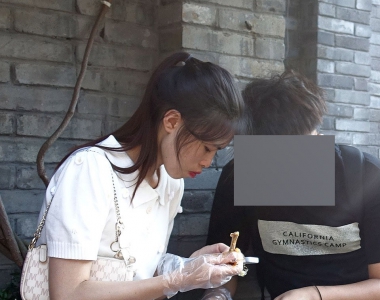街拍牛仔热裤美腿美女图片