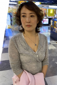 美少妇迷人的吊坠