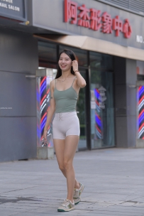 街拍性感火热紧身瑜伽裤短裤美女