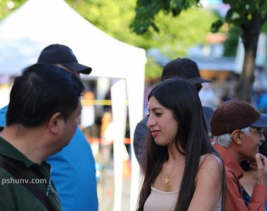街拍卡其色休闲裤美臀美女图片