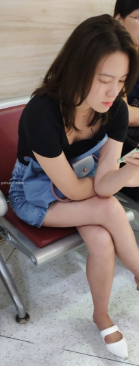 街拍黑色短袖牛仔短裙美女图片