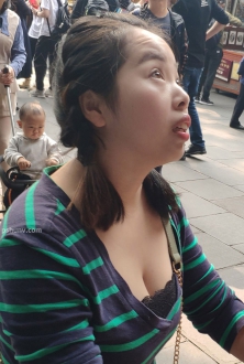 街拍蓝色条纹连衣裙美女图片