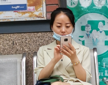 街拍翘二郎腿的女人