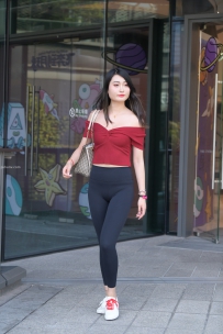 杭州知名瑜伽教练：黑色瑜伽裤美女