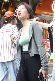 街拍时尚穿搭逛街的美女