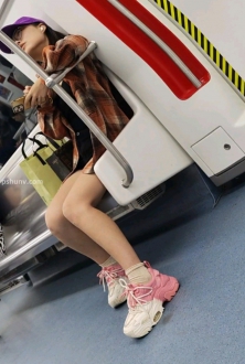 美女地铁明媚皓齿