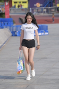紧身黑色热裤美女