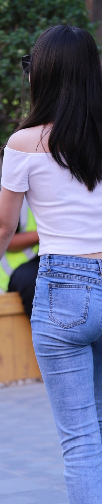 街拍性感白色一字肩挎包美女