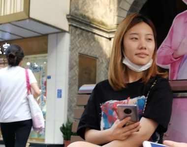 街拍牛仔热裤美腿美女图片-12