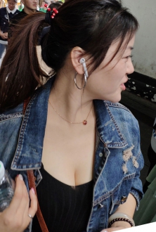 街拍牛仔外套黑色连衣裙美女图片2
