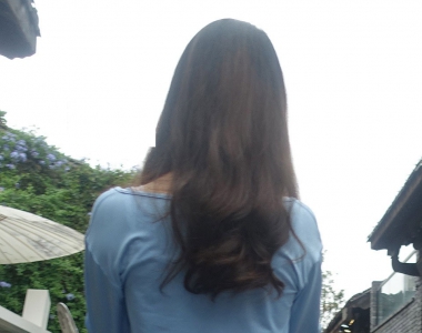 街拍穿天蓝色连衣长裙的美女图片