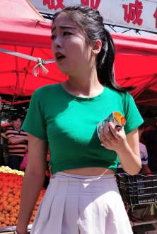 丰满的白色短裙美少妇身材真的很吸引人