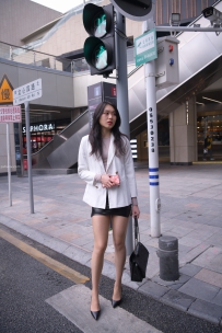 街拍黑色皮裤性感热裤美女