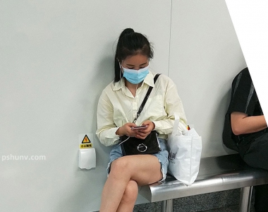 街拍牛仔热裤美腿美女图片-11