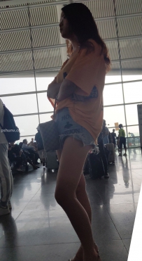 街拍黄色T恤牛仔热裤美女图片