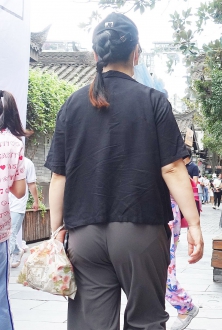 丰满的低胸圆领衫美女，小酒窝可爱性感